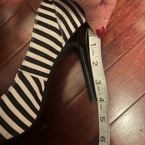 G by Guess size 7 1/2 black and white 4” heels - Picture 2 of 7
